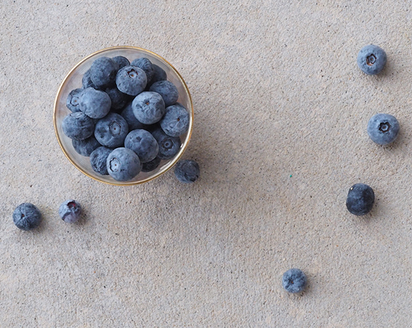 Blåbär i skål med guldkant - blåbär har antiinflammatoriska egenskaper