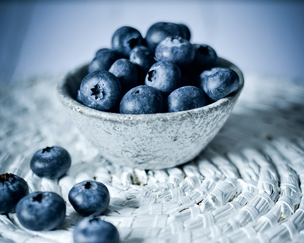 En skål med blåbär, värme ökar upptaget av antocyaniner från blåbär